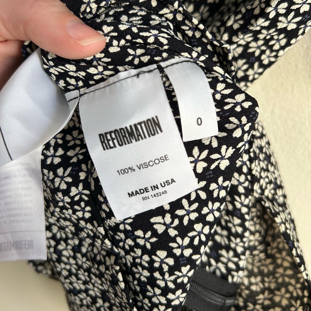 Reformation Black and White Floral Romper with Shoulder Pads 100% Viscose Size 0 - Picture 5 of 5